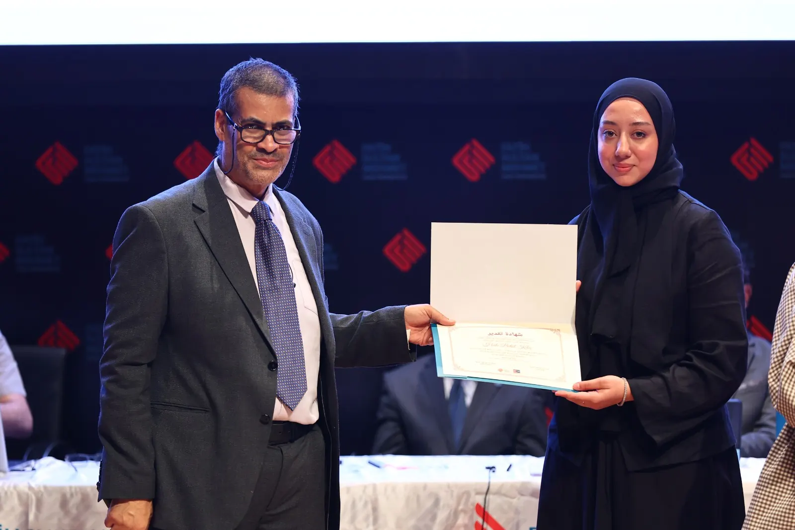 تكريم إحدى الطالبات