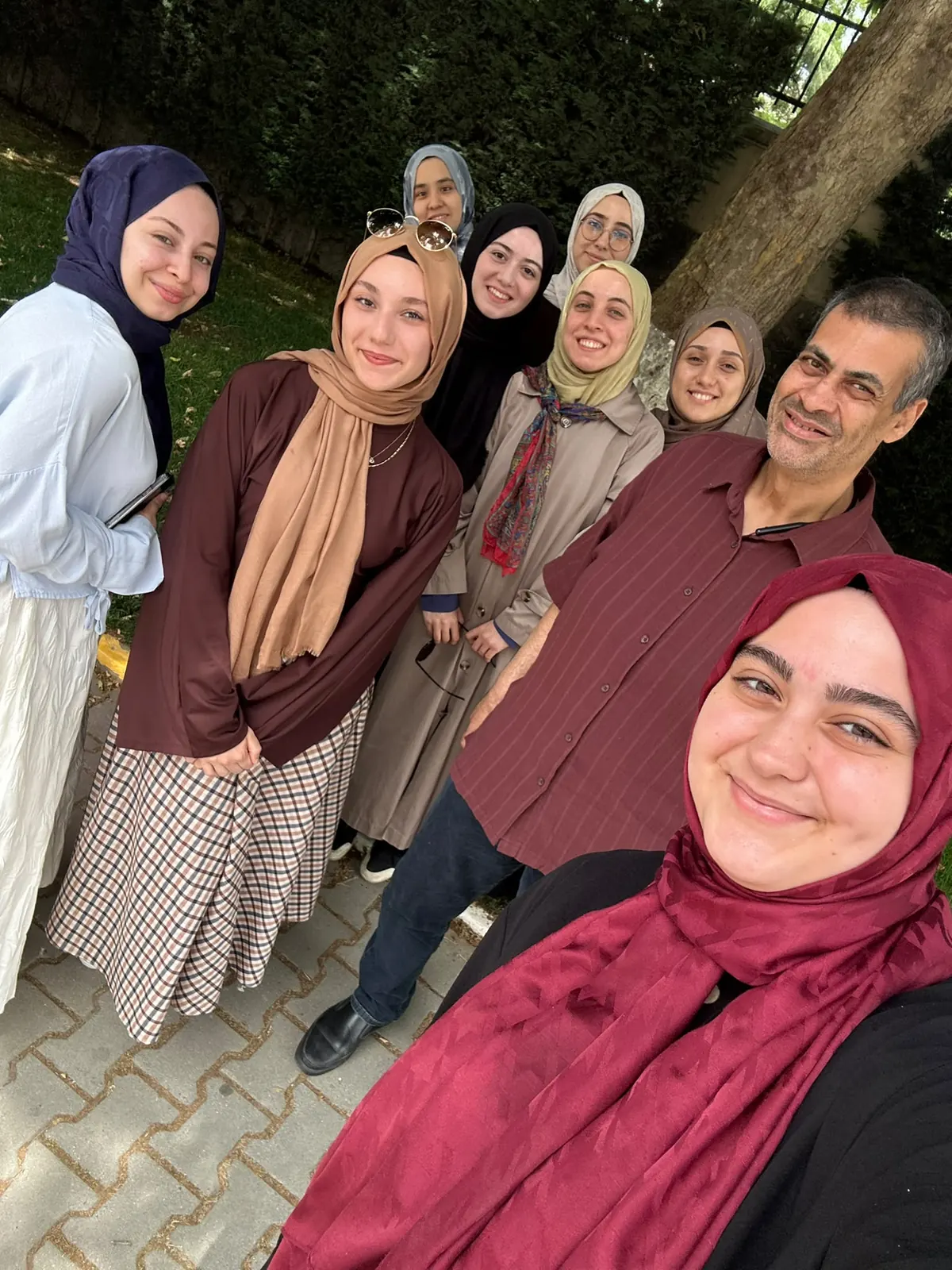 صورة تذكارية مع الطالبات